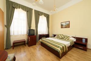 Säng eller sängar i ett rum på Hotel Blaha Lujza