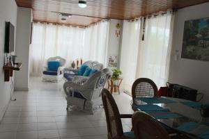 a living room with a table and chairs and a couch at Hospedaje Solymar Edificio Comodore apto 203 in San Andrés