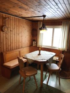 una sala da pranzo con tavolo, sedie e finestra di Bergstätt Lodge a Immenstadt im Allgäu