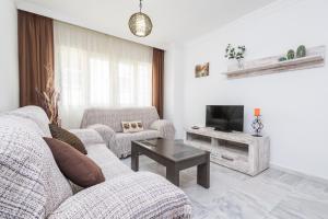 TV a/nebo společenská místnost v ubytování Apartamento Alaska 800 m de la Playa Parking Privado