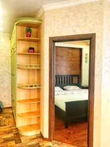 エストサドクにあるАпартаменты в Альпийской Горкеのベッドルーム(ベッド1台、本棚付)