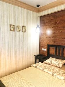 エストサドクにあるАпартаменты в Альпийской Горкеの木製の壁のベッドルーム1室(ベッド2台付)