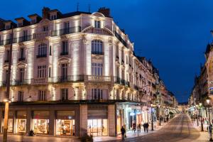 un edificio en una calle en una ciudad por la noche en Campanile Orléans Centre Gare, en Orléans