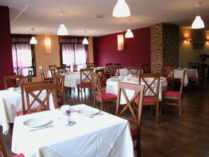 Reštaurácia alebo iné gastronomické zariadenie v ubytovaní Hotel Cachada
