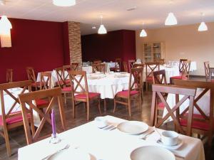 Reštaurácia alebo iné gastronomické zariadenie v ubytovaní Hotel Cachada