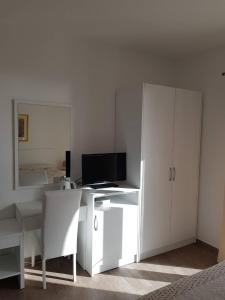 Televízia a/alebo spoločenská miestnosť v ubytovaní Peric Accommodation Dubrovnik