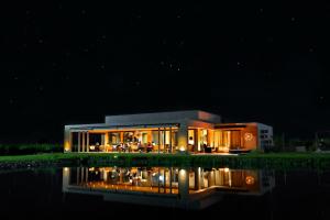 a house at night with a reflection in the water at Casa Petrini in Tupungato
