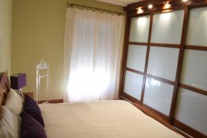 Un dormitorio con una cama grande y una ventana en Apartamento Cantalejo, en Cantalejo
