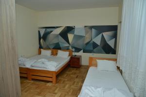 Hotel Bella Donna tesisinde bir odada yatak veya yataklar