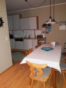 eine Küche mit einem Tisch und Stühlen im Zimmer in der Unterkunft Haus Margrit Ferienwohnung in Sonnenlage in Golling an der Salzach