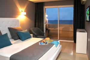 Hotel Byzance في نابل: غرفة نوم مع سرير وغرفة مع نافذة