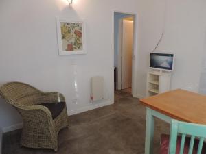 a living room with a chair and a television at Puerto de Lilas in Las Gaviotas