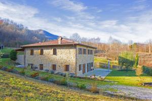 an old stone house in a field in a field at Il Giardino Di Rosmarino in Pontremoli