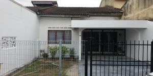 une maison blanche avec une clôture devant elle dans l'établissement Batu Berendam Homestay, à Malacca