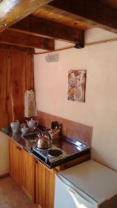 cocina con fogones y encimera en La Secreta en Villa Giardino