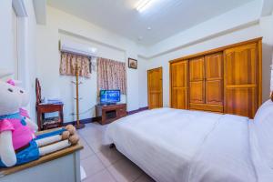 Una televisión o centro de entretenimiento en Happy Garden Homestay