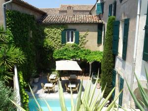 an internal courtyard of a house with a swimming pool at Chambres d'hôtes Belle Vigneronne in Montagnac