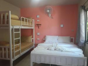Ein Bett oder Betten in einem Zimmer der Unterkunft Thapae Gate Lodge