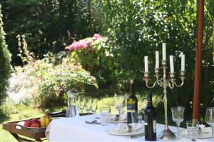 フリートベルクにあるViktoriahaus1900 - Classicの白いテーブルクロスとワインボトルとグラスを用意したテーブル