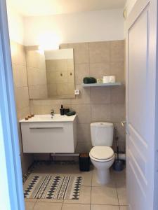 ein Badezimmer mit einem weißen WC und einem Waschbecken in der Unterkunft Studio Kaoha Nui - Private apartment in Papeete