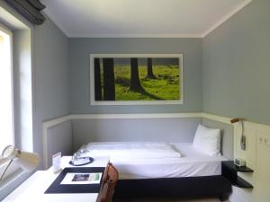 Postel nebo postele na pokoji v ubytování Jugendstilhotel Trifels