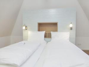 Postel nebo postele na pokoji v ubytování Jugendstilhotel Trifels