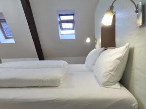 Postel nebo postele na pokoji v ubytování Jugendstilhotel Trifels