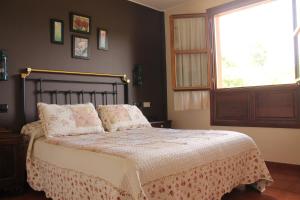 a bedroom with a bed and a window at Casa Torreteyera in Villaviciosa