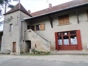 a house with a red door on the side of it at Les Marronniers in La Chapelle-sous-Brancion