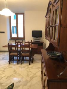 un salon avec une table, des chaises et une télévision dans l'établissement Appartamento via Roma 56, à Monterosso al Mare