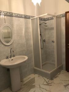 une salle de bain avec lavabo et douche dans l'établissement Appartamento via Roma 56, à Monterosso al Mare 14 autres photos