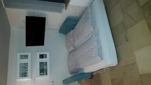Habitación con cama con cortina de ducha en Ferienwohnung Lotti, en Burrweiler