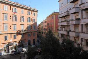 ローマにあるCampani Luxury Flatの建物のある街並み