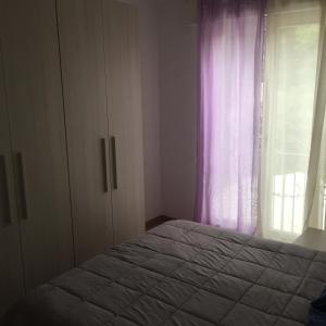 1 dormitorio con cama y ventana en Appartamento La Valle, en Marina Romea