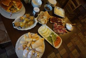 einem Holztisch mit Teller mit Lebensmitteln darauf in der Unterkunft Palazzo De Fabritiis in Rosciano