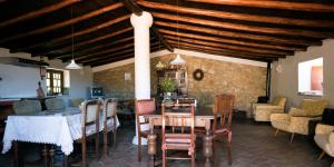a dining room with a table and chairs at B&B Candelária in Loulé