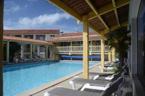 Hotel et Spa Les Cleunes Oléron内部或周边的泳池