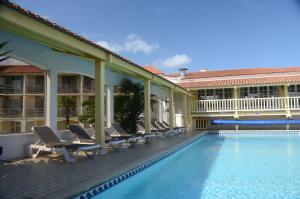 Hotel et Spa Les Cleunes Oléron内部或周边的泳池