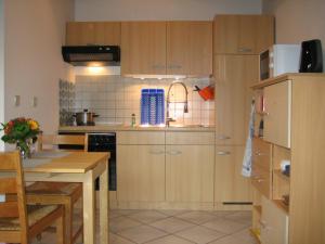 デュルメンにあるKleine Wohnung mit Terrasseのキッチン(木製キャビネット、ダイニングルーム付きのテーブル付)