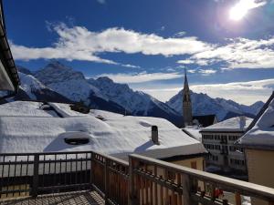Vista generica sulle montagne o vista sulle montagne dall'interno dell'hotel