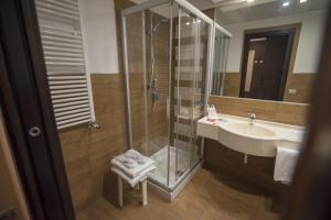 un bagno con doccia e lavandino di E' Hotel a Reggio di Calabria