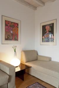 ein Wohnzimmer mit einem Sofa und einem Tisch in der Unterkunft Parco Sempione in Mailand
