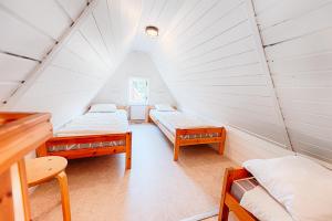 Habitación con 3 camas en un ático en Mötesplats Borstahusen en Landskrona