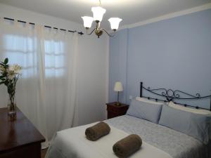 sypialnia z łóżkiem i dwoma ręcznikami na nim w obiekcie Apartamentos Casa Cipri w mieście Playa Blanca