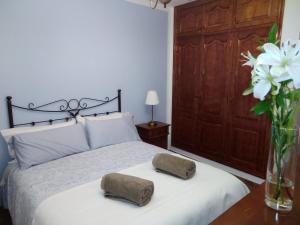 Łóżko lub łóżka w pokoju w obiekcie Apartamentos Casa Cipri