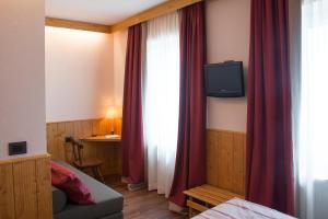 TV a/nebo společenská místnost v ubytování Albergo Ristorante Bucaneve