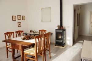 A seating area at Andrea E Valentina