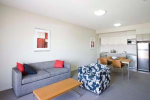 A seating area at Gladstone Downtown Central Apartment Hotel Official