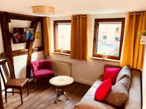 sala de estar con sofá, mesa y ventanas en Haus am Rhein mit Self Check-In und P, en Coblenza