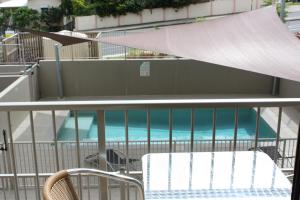 En udsigt til poolen hos Gladstone Downtown Central Apartment Hotel Official eller i nærheden